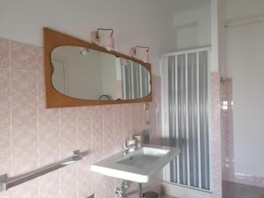 Classic Twin Room | Bilik Mandi | Pancuran mandi, kelengkapan dandanan diri percuma, pengering rambut 