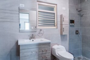 Dusche, Haartrockner, Handtücher, Seife