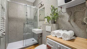 Deluxe Apartment, City View | Bathroom