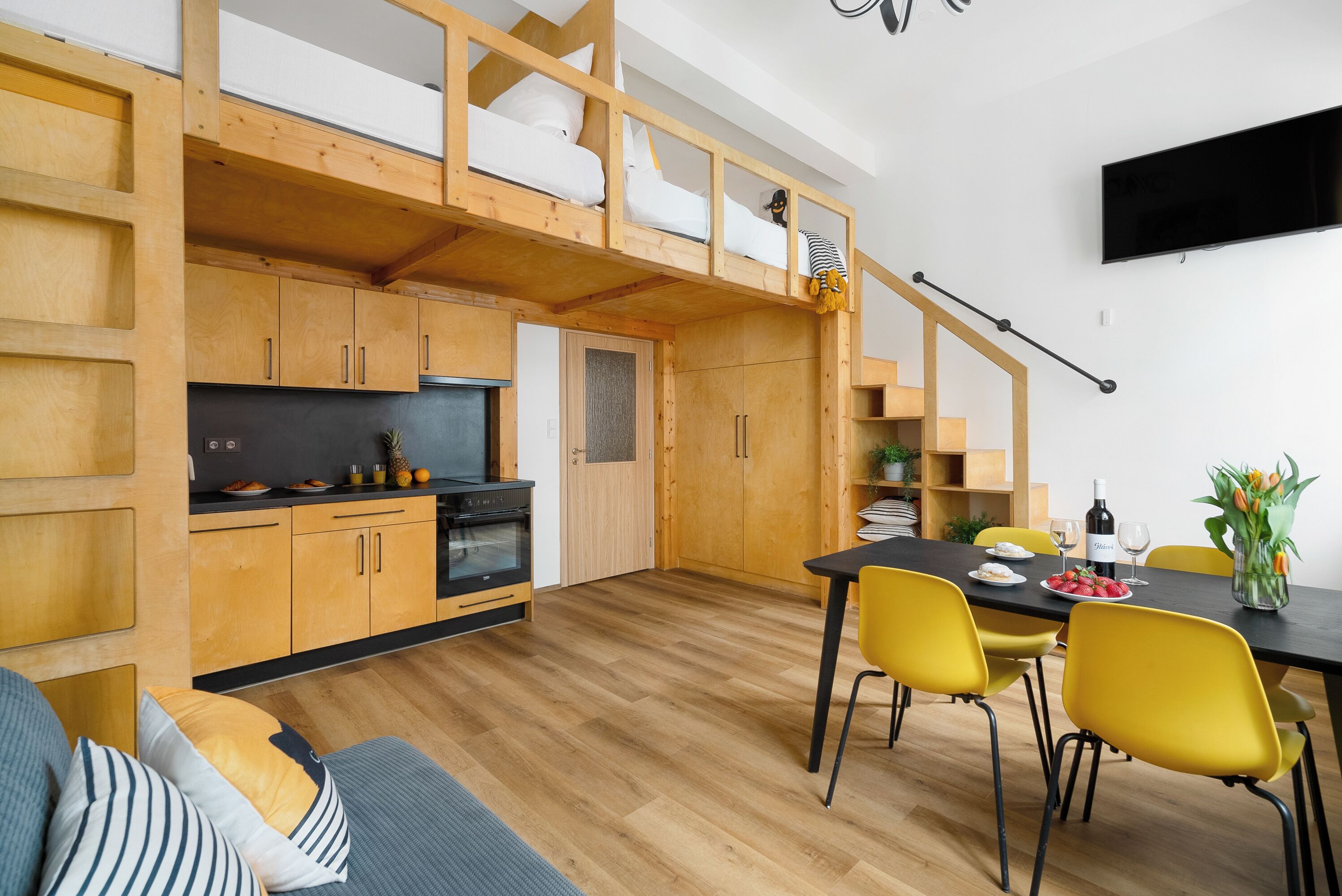 Deluxe Apartment, City View | Living area