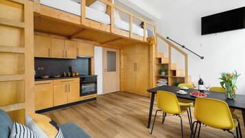 Deluxe Apartment, City View | Living area