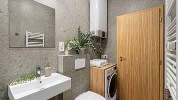Deluxe Apartment, City View | Bathroom