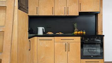 Deluxe Apartment, City View | Private kitchen