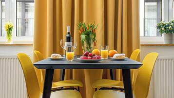 Deluxe Apartment, City View | Private kitchen