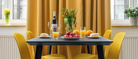 Deluxe Apartment, City View | Private kitchen