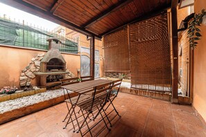 Appart'hôtel, vue jardin | Restauration extérieure