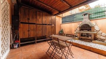 Appart'hôtel, vue jardin | Restauration extérieure