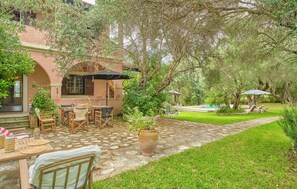 Outdoor dining - Astrakeri Gardens Villa (Corfu)