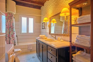 Shower, hair dryer, towels, soap - Astrakeri Gardens Villa (Corfu)