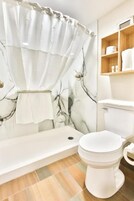 Ducha, artículos de higiene personal gratuitos y secador de pelo