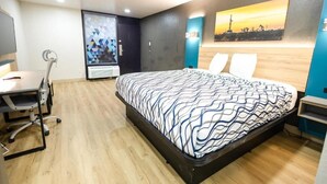 Une chambre à coucher avec un lit, un bureau et une chaise.