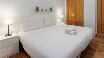Een bureau, een strijkplank/strijkijzer, wifi, beddengoed