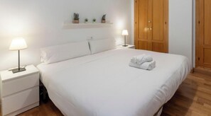 Een bureau, een strijkplank/strijkijzer, wifi, beddengoed