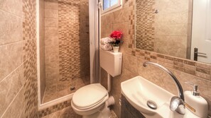Shower, hair dryer, towels, soap - Corfu Villazia with private pool (FWP6+M8V Melitiei, Greece)