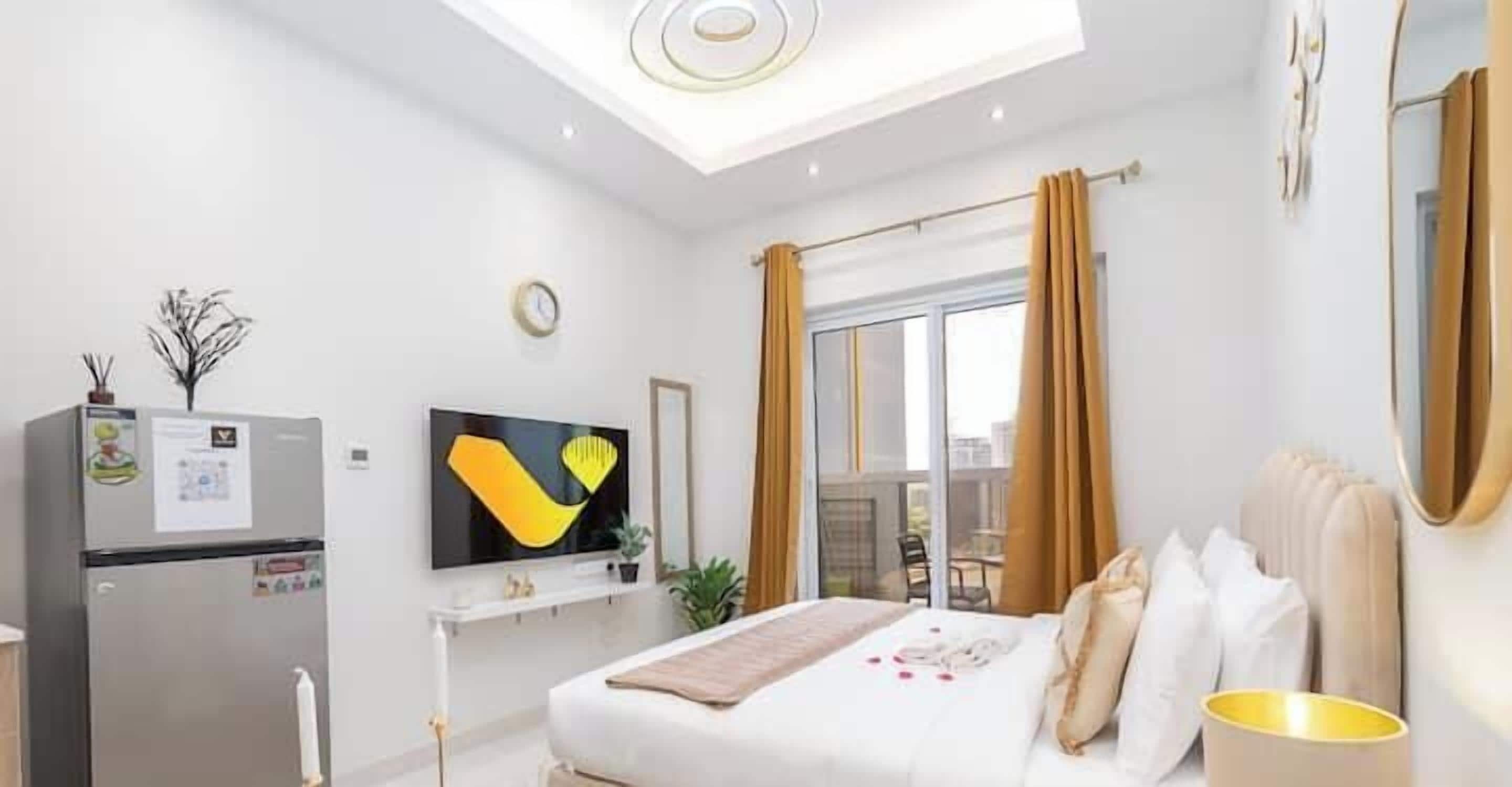 Estudio de lujo, balcón, vistas a la ciudad | Sábanas de algodón egipcio, ropa de cama de alta calidad, caja fuerte