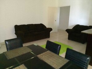 Interior - Cozy 2-bedroom apartment with AC in perfect Tower Isle (Tower Isle)