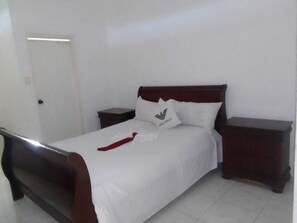 2 bedrooms, iron/ironing board, WiFi, bed sheets - Cozy 2-bedroom apartment with AC in perfect Tower Isle (Tower Isle)