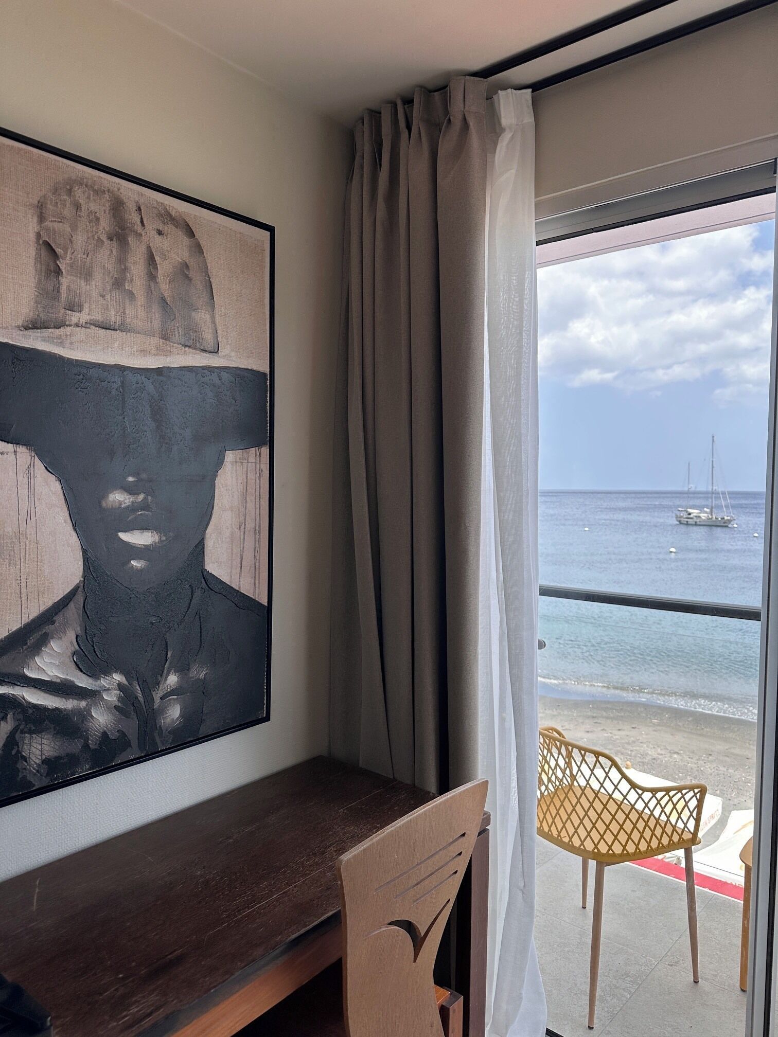 Quarto casal conforto, sacada, vista para o mar | Cofres nos quartos, ferros/tábuas de passar roupa, Wi-Fi de cortesia
