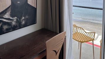 Quarto casal conforto, sacada, vista para o mar | Cofres nos quartos, ferros/tábuas de passar roupa, Wi-Fi de cortesia