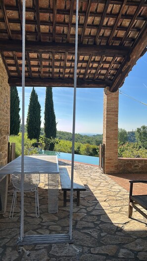 Outdoor dining - Secluded Chianti Estate with Infinity Pool in the Hills of Siena (Toscana)
