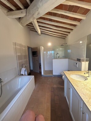 Shower, hair dryer, bidet, towels - Secluded Chianti Estate with Infinity Pool in the Hills of Siena (Toscana)