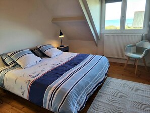 5 bedrooms, iron/ironing board, WiFi