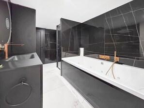 Shower, hair dryer, towels - Villa Bagatelle Aix-les-Bains (Aix-les-Bains)
