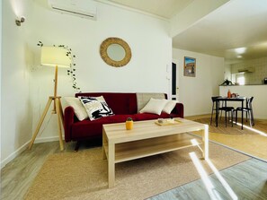 Living area - Bright apartment near the Arena and train station (Nîmes)