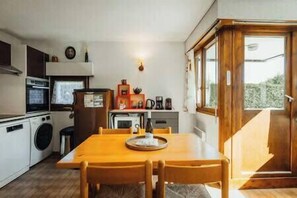 Jääkaappi, mikroaaltouuni, uuni, astianpesukone