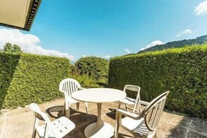 Outdoor dining - Mountain views and tennis at Megève's gates (Demi-Quartier)