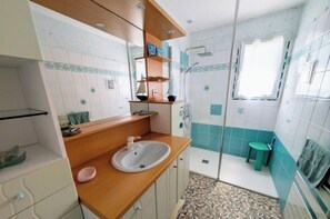 Shower, hair dryer - Spacious home near the sea and Clemenceau (Saint-Vincent-sur-Jard)