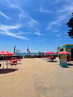 Outdoor dining - Spacious home near the sea and Clemenceau (Saint-Vincent-sur-Jard)
