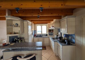 Fridge, microwave, oven, coffee/tea maker - Spacious home near the sea and Clemenceau (Saint-Vincent-sur-Jard)