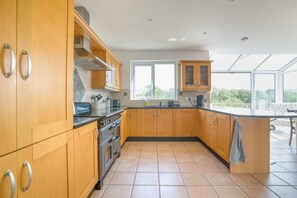 Microwave, oven, cookware/dishes/utensils - 4 Bed in Bushmills (oc-b31852) (Bushmills)