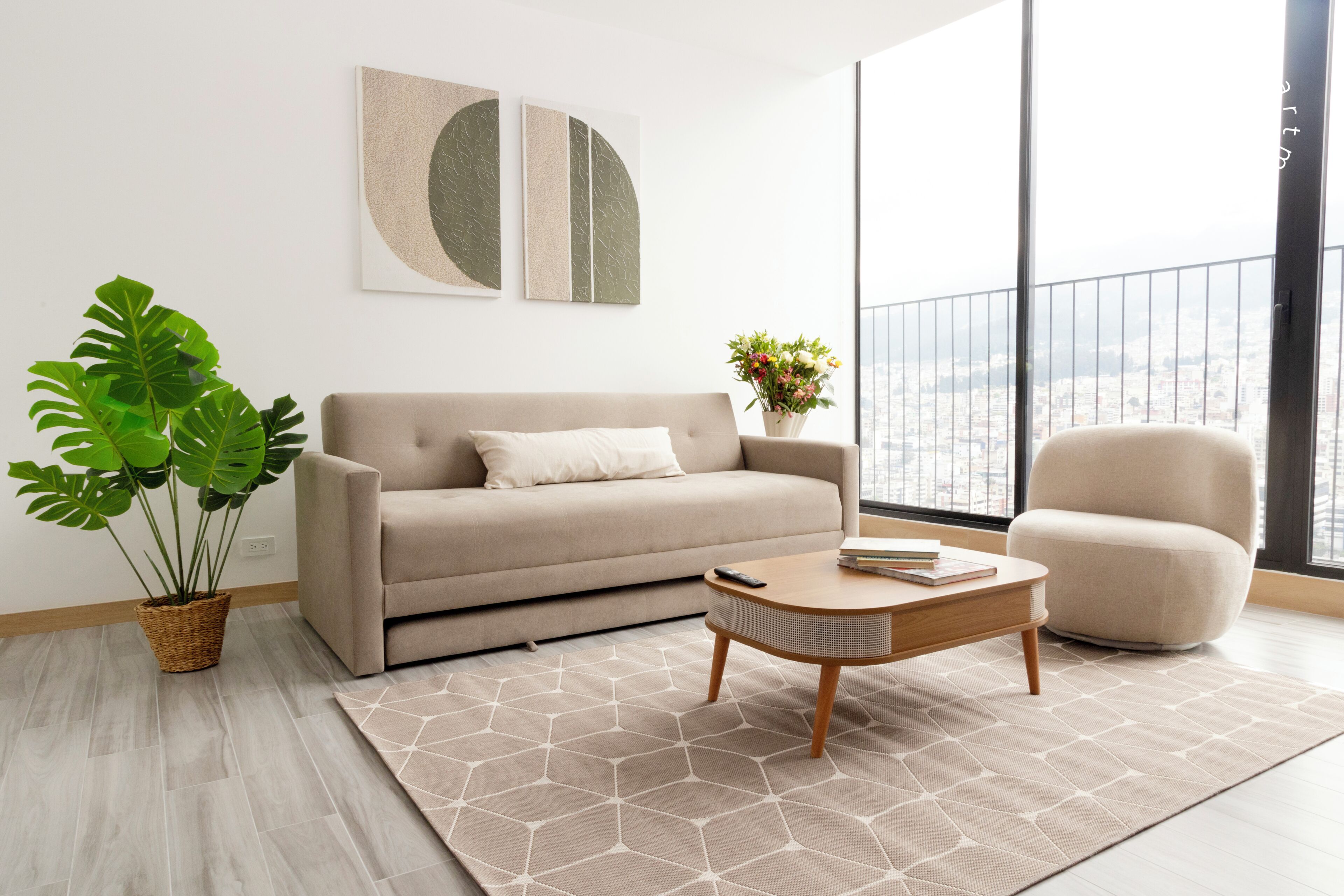 Een moderne woonkamer met een bank, fauteuil, salontafel en een groot raam met uitzicht op de stad.