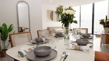 Apartment, 2 Bedrooms | Dining room