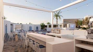 Habitación doble, balcón | Restaurante al aire libre