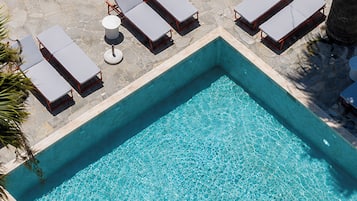 Piscine extérieure, chaises longues