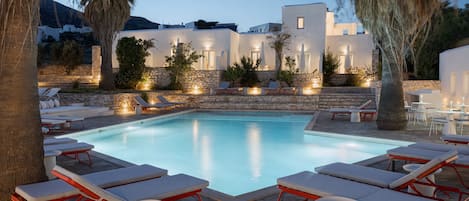 Piscine extérieure, chaises longues