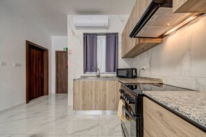 Fridge, microwave, oven, stovetop - Premium Tarxien Studio w/ Balcony Retreat (Tarxien)