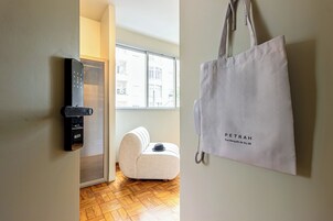 Studio Standard Casal | 防过敏的被褥、特色装修、特色家居、笔记本电脑工作区