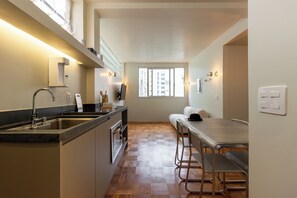 Apartamento 2 Dormitórios | Private kitchen | Fridge, stovetop, electric kettle, cookware/dishes/utensils - Charlie Petrah Vila Buarque - Soft Opening (São Paulo)