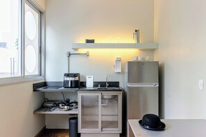 Studio Standard Casal | Eigene Küche | Kühlschrank, Herdplatte, Wasserkocher, Kochgeschirr/Geschirr/Besteck