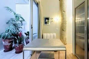 Studio Casal Mezanino | Cozinha privada | Geladeira, cooktop, talheres/pratos/utensílios de cozinha