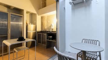 Studio Casal Mezanino | Cozinha privada | Geladeira, cooktop, talheres/pratos/utensílios de cozinha