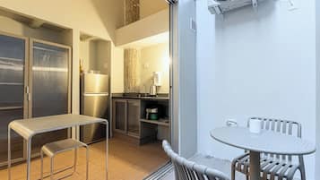 Studio Casal Mezanino | Cozinha privada | Geladeira, cooktop, talheres/pratos/utensílios de cozinha