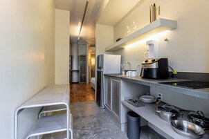 Studio Casal com Varanda | 私人厨房 | 冰箱、炉灶、电热水壶、厨具/餐具