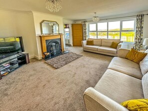TV, fireplace - 4 Bed in Glenarm (oc-ii15925) (Glenarm)