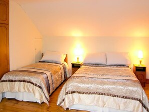 Travel cot, free WiFi, bed sheets - 4 Bed in Westport (oc-ii12085) (Westport)