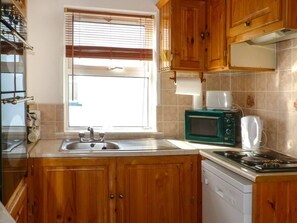 Microwave, oven, dishwasher, cookware/dishes/utensils - 3 Bed in Achill Island (oc-ii06848) (Doogort)